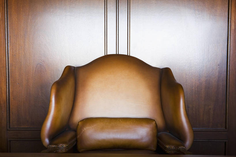 无人,办公室,横图,室内,特写,白天,正面,家具,桌子,静物,椅子,阴影,反射,木制,影子,办公桌,棕色,木制品,办公家具,彩图