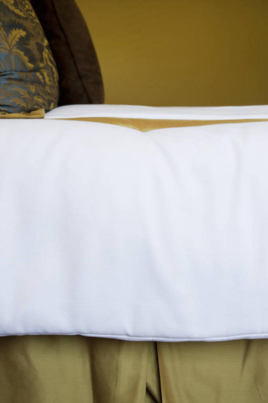 无人,竖图,室内,特写,白天,正面,床,卧室,静物,阴影,反射,影子,墙,双人床,床单,被子,墙壁,墙面,黄色,白色,温暖,保暖,被单,御寒,羽绒被,彩图,睡房,卧房
