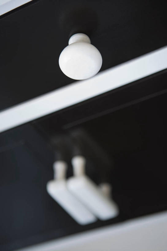 无人,竖图,俯视,室内,特写,白天,桌子,静物,抽屉,阴影,朦胧,模糊,反射,影子,梳妆台,两个,白色,黑色,把手,门把手,化妆台,门把,抽斗,拉手,彩图,高角度拍摄