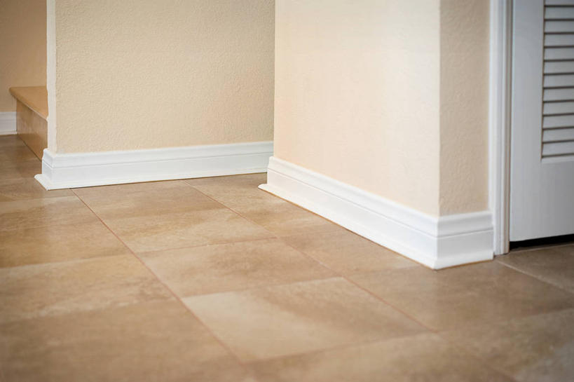 无人,横图,室内,特写,白天,正面,门,静物,阴影,反射,木制,瓷砖,地砖,方格,格子,影子,墙,地面,墙壁,墙面,黄色,白色,木制品,门框,地脚线,脚踢板,踢脚板,踢脚线,彩图