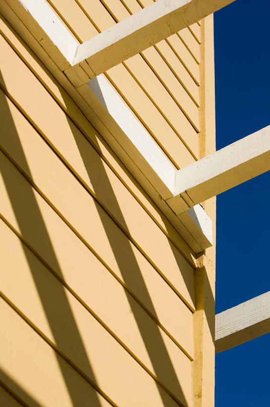 无人,家,竖图,室外,白天,仰视,度假,美景,城市风光,城市,美国,阴影,光线,影子,房屋,墙,屋子,景观,娱乐,楼房,架子,墙壁,墙面,住宅,蓝色,灰色,蓝天,天空,阳光,天,享受,休闲,景色,放松,晴朗,支撑,固定,北美,北美洲,加利福尼亚,美洲,加州,加利福尼亚州,万里无云,金州,黄金州,北亚美利加洲,亚美利加洲,文图拉县,奥克斯纳德,晴空,晴空万里,彩图,低角度拍摄,房子,美利坚合众国