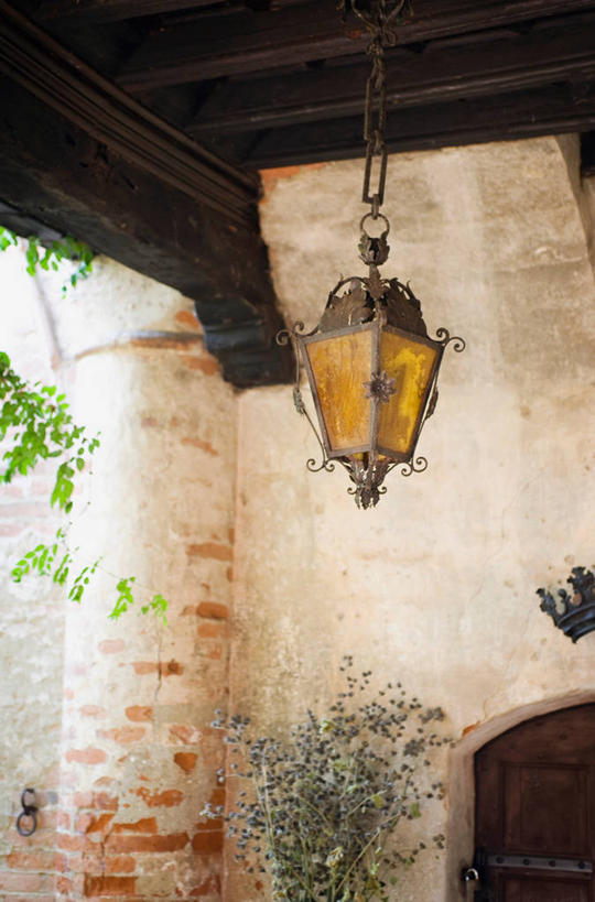 无人,宫殿,竖图,室外,白天,正面,植物,天花板,照明,吊挂,悬挂,阴影,光线,木制,影子,墙,灯光,枝条,古典,挂,吊灯,架子,墙壁,墙面,灯,树,树木,树枝,一个,绿色,灰色,阳光,自然,木制品,灯具,生长,单个,成长,支撑,照亮,固定,宫廷,照明设备,王宫,虬枝,枝杈,彩图,皇宫