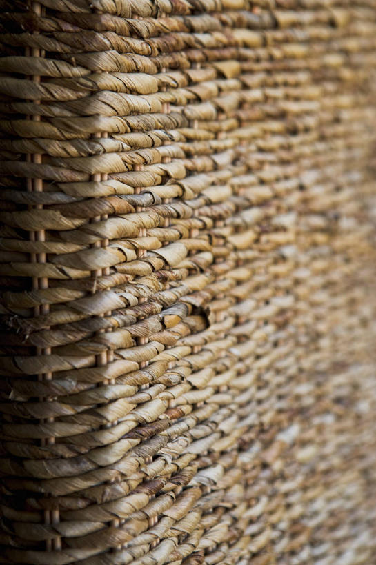 无人,交叉,竖图,室内,特写,白天,正面,静物,椅子,一把,一排,连接,阴影,朦胧,模糊,整齐,编织,反射,密集,影子,藤椅,排列,交织,队列,贯穿,连结,衔接,穿插,串连,彩图