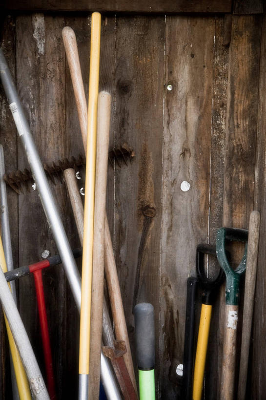 无人,工厂,竖图,室内,特写,白天,正面,车间,静物,金属制品,一堆,许多,阴影,堆叠,堆积,反射,金属,叉子,铲子,工具,影子,墙,很多,墙壁,墙面,灰色,堆,农具,耕具,彩图,制造厂,干草叉