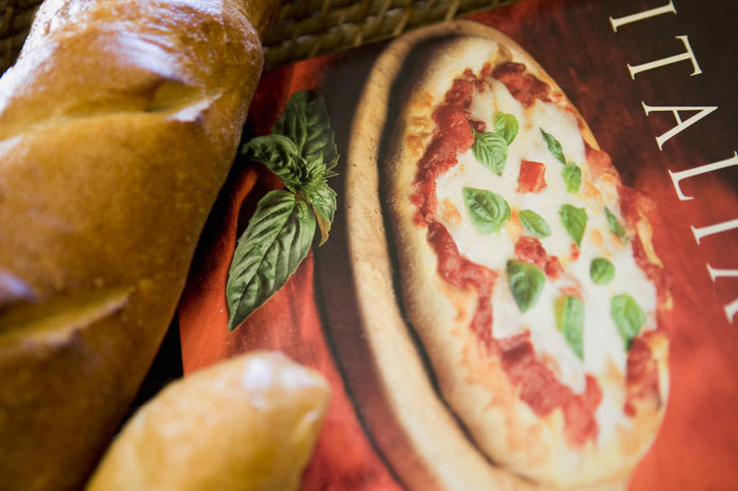 点心,面包,无人,横图,俯视,室内,特写,白天,烹饪,西餐,书籍,一本,阴影,反射,影子,料理,食品,面点,披萨,匹萨,菜肴,美食,食物,糕点,两个,红色,快餐,菜谱,西式,佳肴,比萨,西式快餐,垃圾食品,食谱,意大利薄饼,书,图书,彩图,高角度拍摄