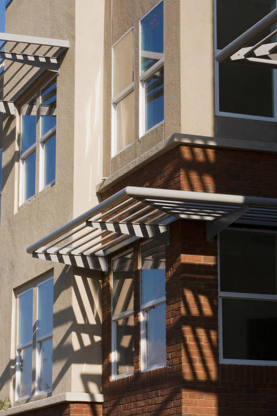 无人,家,竖图,室外,白天,仰视,度假,美景,别墅,窗户,城市风光,城市,阴影,光线,影子,房屋,墙,屋子,景观,公寓,褐色,娱乐,洋房,楼房,玻璃窗,墙壁,墙面,住宅,灰色,阳光,享受,休闲,景色,放松,雨棚,彩图,低角度拍摄,房子