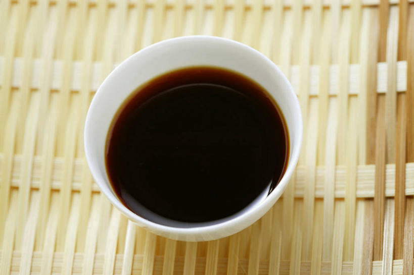 无人,横图,俯视,室内,特写,白天,桌面,桌子,阴影,反射,木制,影子,陶瓷,调料,陶瓷制品,调味品,调味料,酱油,一个,木制品,容器,碗,摄影,影棚,单个,储藏,储存,豉油,彩图,高角度拍摄,影棚拍摄,拍摄,贮存