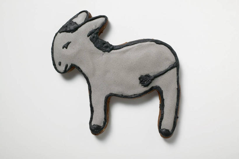 点心,无人,横图,俯视,室内,特写,白天,白色背景,餐桌,桌子,圣诞节,一块,阴影,节日,庆祝,装饰,反射,影子,食品,甜点,文化,食物,糕点,饼干,甜食,零食,庆典,摄影,影棚,餐台,纪念,华丽,修饰,点缀,驴,姜饼,衬托,美观,雅致,雅观,德式姜饼,彩图,高角度拍摄,影棚拍摄,拍摄