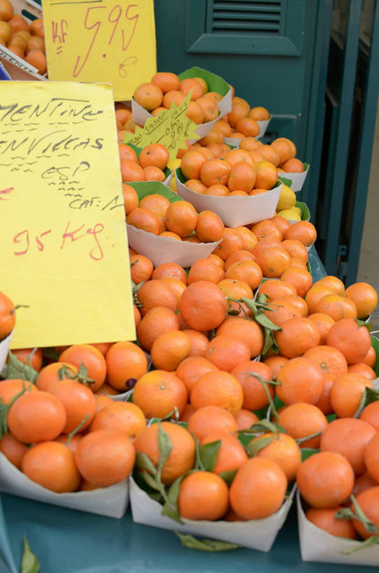 无人,商店,竖图,俯视,室内,特写,白天,购物,消费,门,超市,指示牌,柑橘,水果,一堆,许多,堆叠,堆积,朦胧,模糊,新鲜,英文,标志,文字,纸盒,字符,字母,生食,食品,果实,标识,盒子,食物,黄色,包装盒,门框,金融,百货,有机食品,绿色食品,堆,英文字母,选购,贸易,百货公司,血拼,超级市场,大卖场,橘子,桔子,橙子,橙,彩图,高角度拍摄,购物商场,购物中心,商业中心