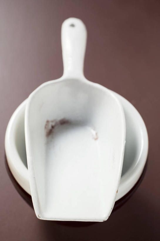 无人,竖图,俯视,室内,特写,白天,桌面,桌子,餐具,阴影,反射,木制,碟子,盘,影子,塑料,畚箕,一个,盘子,木制品,塑料制品,碟,摄影,影棚,簸箕,单个,彩图,高角度拍摄,影棚拍摄,拍摄