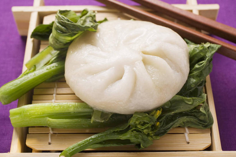 点心,无人,横图,俯视,室内,特写,白天,餐桌,筷子,桌子,蔬菜,餐具,一双,阴影,紫色背景,新鲜,反射,影子,料理,食品,包子,面点,文化,传统,美食,食物,一个,小笼包,中式,摄影,有机食品,绿色食品,影棚,单个,餐台,礼节,礼仪,油菜,油白菜,进餐用具,彩图,高角度拍摄,影棚拍摄,拍摄,芸薹