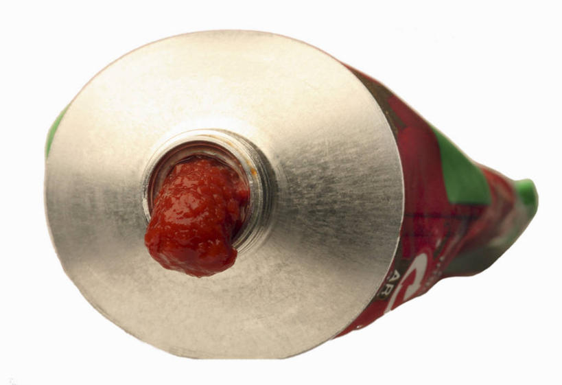 无人,横图,俯视,室内,特写,白天,白色背景,餐桌,桌子,金属制品,阴影,反射,金属,影子,调料,酱料,酱汁,茄汁,佐料,调味品,调味料,番茄酱,酱,容器,摄影,影棚,餐台,储藏,储存,彩图,高角度拍摄,影棚拍摄,拍摄,贮存