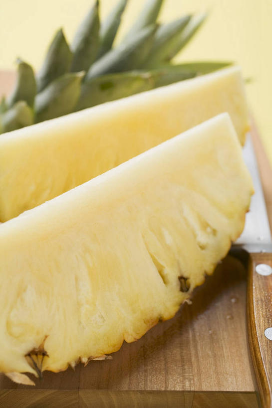 无人,竖图,俯视,室内,特写,白天,餐桌,桌子,菠萝,水果,金属制品,一把,切开,阴影,朦胧,模糊,新鲜,反射,金属,工具,影子,生食,食品,果实,刀具,食物,黄色,刀,切,有机食品,绿色食品,餐台,水果刀,剖面,切面,凤梨,彩图,高角度拍摄