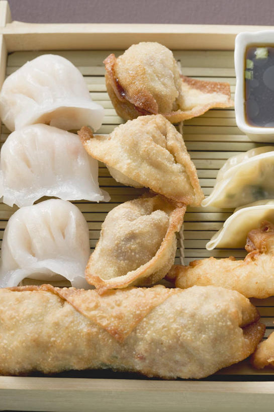点心,馄饨,无人,竖图,俯视,室内,特写,白天,桌面,桌子,阴影,竹制,反射,木制,影子,陶瓷,调料,料理,食品,包子,面点,陶瓷制品,调味品,调味料,酱油,春卷,美食,食物,木制品,容器,碗,小笼包,中式,储藏,竹制品,储存,薄饼,春饼,寿司帘,寿司席,寿司竹,寿司竹卷,寿司竹席,豉油,彩图,高角度拍摄,贮存