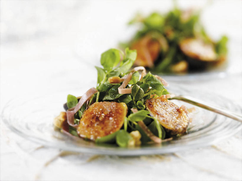 无人,横图,俯视,室内,特写,白天,白色背景,蔬菜,餐具,玻璃,阴影,朦胧,模糊,新鲜,反射,叉子,碟子,盘,影子,生菜,莴苣,莴笋,生食,蔬菜沙拉,沙拉,食品,色拉,沙律,玻璃制品,食物,盘子,碟,摄影,有机食品,绿色食品,影棚,色拉酱,千岛酱,餐叉,香笋,春菜,鹅仔菜,莴仔菜,千金菜,叶用莴苣,奶油生菜,进餐用具,彩图,高角度拍摄,影棚拍摄,拍摄