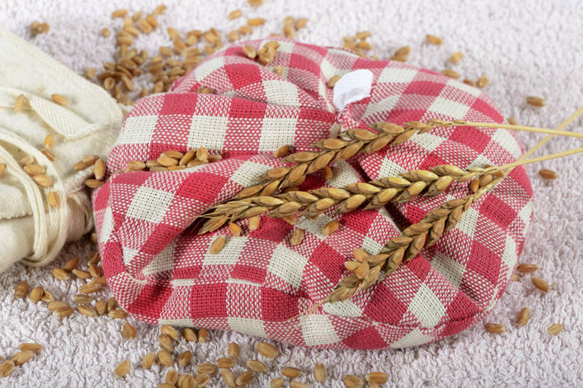 无人,横图,俯视,室内,特写,白天,农作物,小麦,桌面,桌子,纺织品,许多,阴影,反射,木制,布,影子,谷物,织物,很多,凌乱,木制品,麦子,布匹,混乱,纷乱,缭乱,庞杂,卡其布,彩图,高角度拍摄