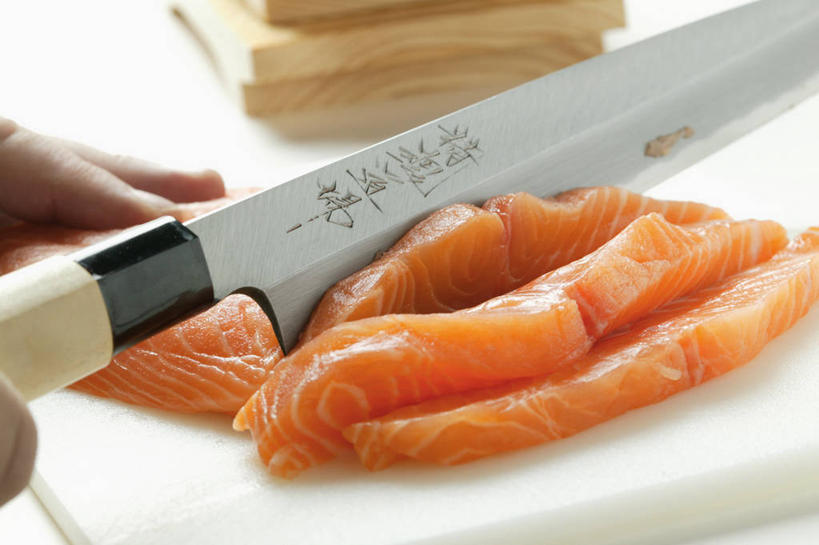 三文鱼,东方人,手,一个人,横图,俯视,室内,特写,白天,白色背景,烹饪,鲑鱼,金属制品,亚洲,仅一个男性,仅一个人,一把,切开,握,阴影,反射,金属,工具,影子,日本料理,料理,食品,案板,刀具,拿,拿着,黄种人,菜肴,美食,砧板,食物,仅一个年轻男性,刀,日式料理,切,日式,手部,握着,摄影,佳肴,影棚,单手,大马哈鱼,菜刀,剖面,切面,撒蒙鱼,萨门鱼,冰海之皇,鲑,马哈鱼,麻哈鱼,大麻哈鱼,切菜刀,三文鱼刺身,男人,男性,年轻男性,亚洲人,半身,彩图,高角度拍摄,影棚拍摄,拍摄,刺身