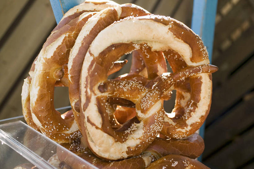 点心,无人,横图,俯视,室内,特写,白天,桌子,一排,阴影,朦胧,模糊,整齐,光线,木制,影子,墙,食品,面点,货摊,墙壁,墙面,食物,糕点,排列,三个,阳光,木制品,饼干,零食,队列,椒盐卷饼,彩图,高角度拍摄