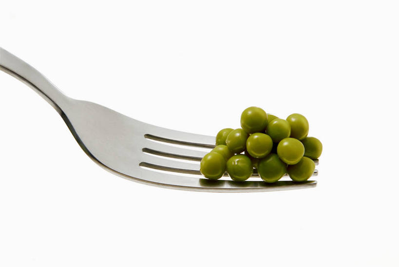 无人,横图,俯视,室内,特写,白天,白色背景,植物,豆,蔬菜,餐具,一把,一堆,许多,阴影,堆叠,堆积,新鲜,反射,叉子,影子,豆类,豆子,食品,食物,绿色,摄影,有机食品,绿色食品,影棚,堆,餐叉,豆科,青大豆,进餐用具,青豆,彩图,高角度拍摄,影棚拍摄,拍摄