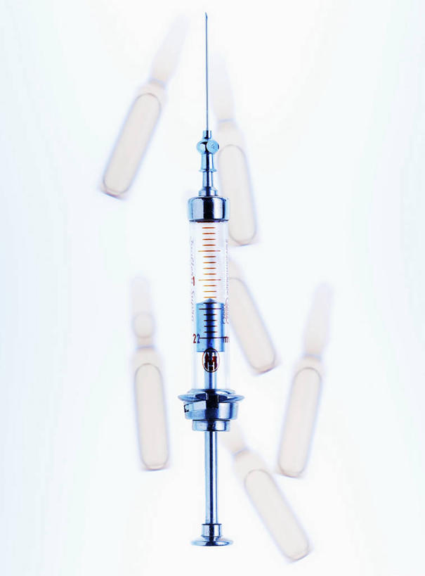 无人,竖图,室内,特写,白天,白色背景,正面,静物,阴影,反射,药剂,影子,玻璃制品,玻璃瓶,瓶子,针管,针筒,注射,摄影,影棚,医疗,医疗设备,注射器,彩图,影棚拍摄,拍摄