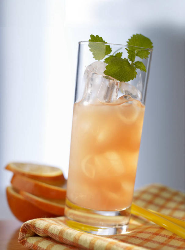 无人,竖图,室内,特写,白天,正面,桌面,桌子,柑橘,杯子,水果,纺织品,切开,阴影,朦胧,模糊,新鲜,反射,木制,布,影子,冰,生食,冰块,食品,果实,织物,酒类,冷冻,玻璃制品,酒,食物,饮料,一个,木制品,水杯,切,寒冷,有机食品,绿色食品,冷藏,单个,布匹,冰冷,剖面,切面,利口酒,蒸馏酒,保鲜,卡其布,餐后甜酒,玻璃杯,橘子,桔子,橙子,橙,彩图