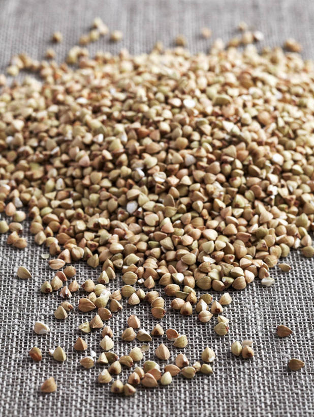 无人,竖图,俯视,室内,特写,白天,餐桌,桌子,一堆,许多,阴影,堆叠,堆积,反射,影子,谷物,很多,荞麦,餐台,堆,彩图,高角度拍摄