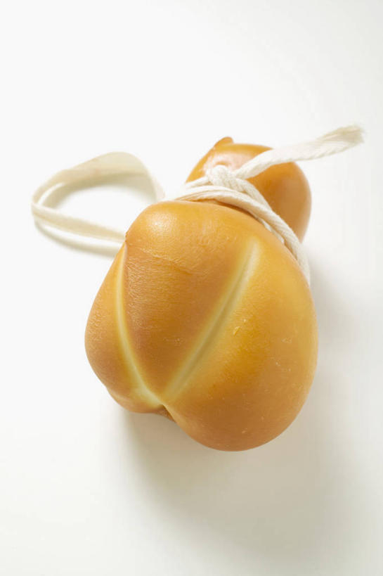 奶酪,无人,竖图,俯视,室内,特写,白天,白色背景,阴影,反射,影子,干酪,起司,芝士,营养,一个,绳子,乳酪,摄影,影棚,单个,捆绑,绳索,乳制品,发酵,绑缚,半硬质奶酪,彩图,高角度拍摄,影棚拍摄,拍摄