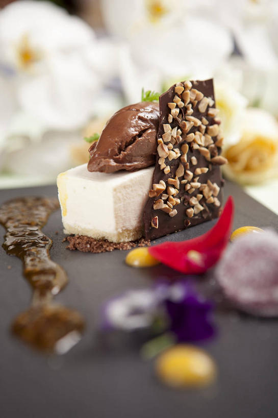 内脏,无人,竖图,俯视,室内,特写,白天,餐桌,桌子,阴影,朦胧,模糊,反射,影子,食品,糖,糖果,甜点,甜品,食物,甜食,巧克力,餐台,朱古力,黑巧克力,鹅肝酱,鹅肝,彩图,高角度拍摄