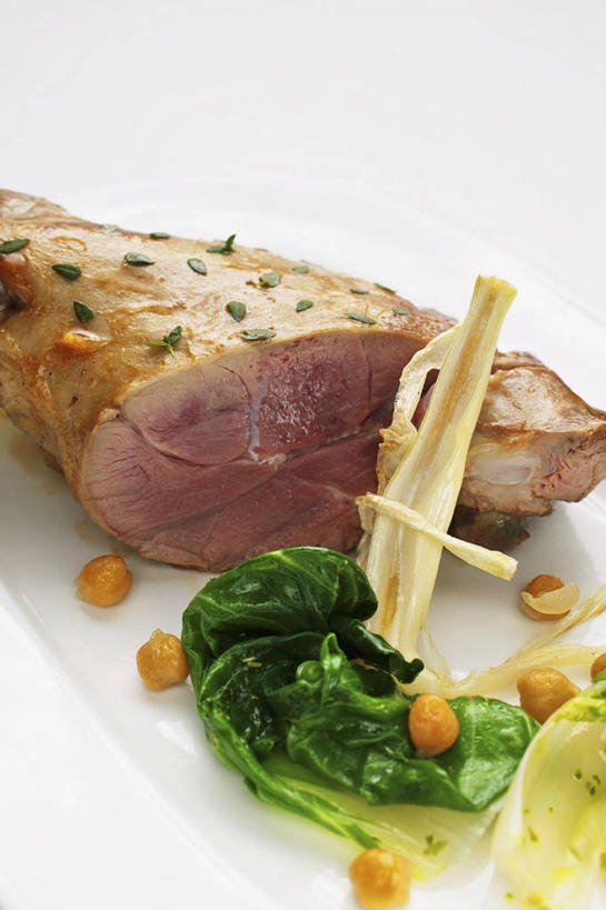 无人,竖图,俯视,室内,特写,白天,烹饪,西餐,餐桌,桌子,蔬菜,餐具,许多,阴影,新鲜,反射,碟子,盘,影子,豆类,肉,料理,食品,羊肉,菜肴,美食,肉类,食物,一个,白色,盘子,碟,西式,摄影,佳肴,有机食品,绿色食品,影棚,单个,餐台,肉食,羊腿,鹰嘴豆,牛皮菜,回鹘豆,桃豆,鸡豆,诺胡提,厚皮菜,厚合菜,莙达菜,莙荙菜,根达菜,恭菜,观达菜,彩图,高角度拍摄,影棚拍摄,拍摄