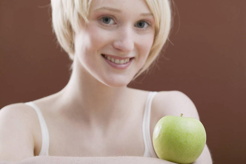 西方人,脸,头,脸颊,一个人,笑,微笑,露齿笑,横图,室内,特写,白天,正面,苹果,水果,吊带,欧洲,欧洲人,仅一个年轻女性,仅一个女性,仅一个人,服装,新鲜,生食,食品,果实,注视,吊带衫,肩膀,食物,一个,衣服,绿色,观察,看,摄影,服饰,有机食品,绿色食品,影棚,单个,观看,察看,衣着,穿着,关注,衣饰,年轻女性,女人,女性,白种人,头部,脸部,脸蛋,面部,半身,彩图,影棚拍摄,拍摄