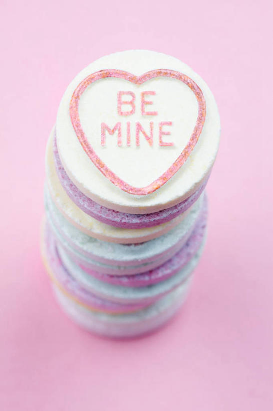 无人,竖图,俯视,室内,特写,白天,爱情,餐桌,桌子,一排,许多,阴影,粉色背景,爱心,整齐,反射,英文,标志,文字,影子,字符,字母,食品,糖,糖果,甜点,甜品,软糖,很多,浪漫,标识,食物,排列,甜食,温暖,温馨,心形,恩爱,摄影,影棚,餐台,堆,英文字母,和睦,队列,心型,彩图,高角度拍摄,影棚拍摄,拍摄,融洽