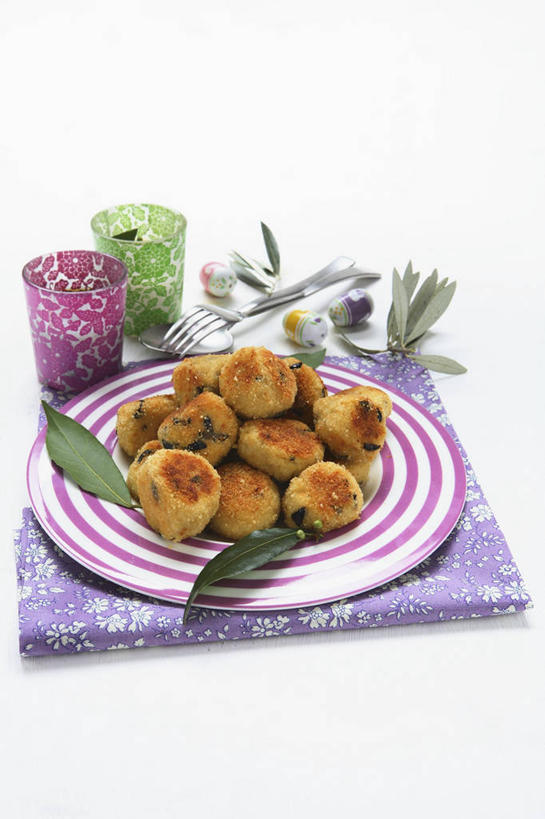 海鲜,无人,竖图,俯视,室内,特写,白天,白色背景,餐桌,桌子,橄榄,杯子,餐具,水果,复活节,阴影,节日,庆祝,新鲜,反射,鱼,碟子,盘,影子,蛋,肉,生食,鱼肉,食品,果实,文化,水产,肉类,鱼类,海洋生物,玻璃制品,食物,三个,盘子,水杯,碟,庆典,摄影,有机食品,绿色食品,影棚,餐台,纪念,黑橄榄,水生动物,海产品,彩蛋,水生物,肉食,海底动物,鳕鱼,乌橄榄,乌榄,复活节彩蛋,鳘鱼,油橄榄,玻璃杯,青果,白榄,彩图,高角度拍摄,影棚拍摄,拍摄