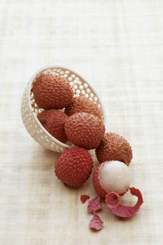 无人,交叉,竖图,俯视,室内,特写,白天,餐桌,桌子,竹子,荔枝,水果,一堆,许多,阴影,堆叠,堆积,竹制,新鲜,编织,反射,篮子,影子,生食,食品,果实,很多,食物,一个,竹篮,有机食品,绿色食品,单个,餐台,竹条,堆,交织,竹制品,穿插,离枝,彩图,高角度拍摄