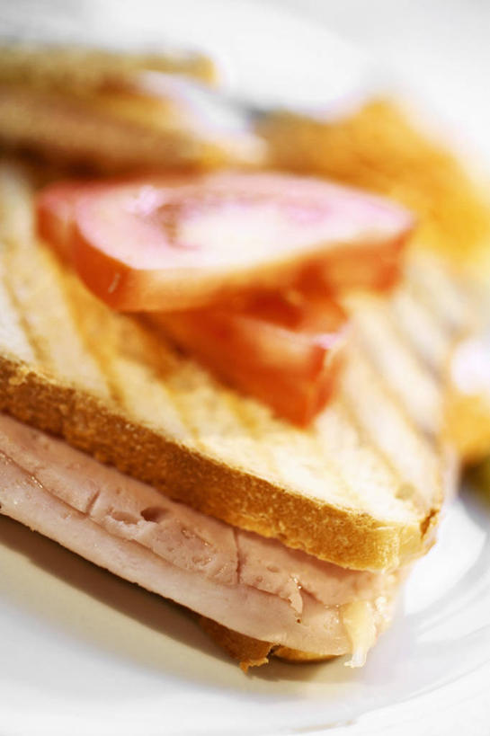 奶酪,无人,竖图,俯视,室内,特写,白天,烹饪,西餐,餐桌,桌子,餐具,切开,阴影,朦胧,模糊,反射,碟子,盘,影子,肉,干酪,起司,三明治,料理,食品,芝士,营养,火腿,猪肉,菜肴,美食,肉类,食物,腌制,一个,盘子,碟,快餐,切,乳酪,西式,佳肴,单个,餐台,乳制品,发酵,剖面,肉食,西式快餐,切面,三文治,豚肉,熏制,火肉,兰熏,猪腿,彩图,高角度拍摄