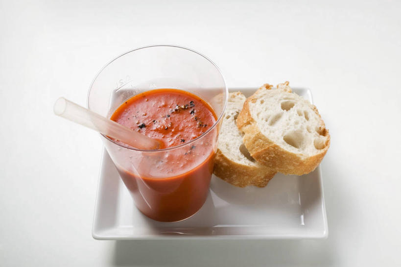 点心,面包,无人,横图,俯视,室内,特写,白天,白色背景,餐桌,桌子,辣椒,蔬菜,杯子,餐具,两块,一根,切开,阴影,新鲜,反射,碟子,盘,影子,塑料,食品,面点,饮品,蔬菜汁,玻璃制品,食物,糕点,饮料,两个,红色,盘子,水杯,塑料制品,吸管,碟,切,摄影,有机食品,绿色食品,影棚,餐台,空心,可口,剖面,彩椒,切面,白面包,辣角,红海椒,大椒,辣虎,广椒,饮管,适口,玻璃杯,甜椒,柿子椒,辣子,海椒,番椒,灯笼椒,彩图,高角度拍摄,影棚拍摄,拍摄,圆柱状