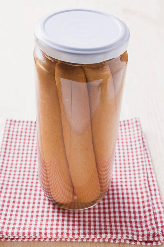 无人,竖图,俯视,室内,特写,白天,餐桌,桌子,玻璃,一堆,阴影,堆叠,堆积,反射,影子,肉,香肠,腊肠,猪肉,肉类,玻璃制品,一个,红色,玻璃瓶,餐巾,瓶子,单个,餐台,堆,肉食,广口瓶,豚肉,保洁方巾,口布,彩图,高角度拍摄