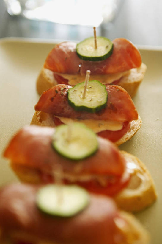 点心,面包,无人,竖图,俯视,室内,特写,白天,餐桌,桌子,黄瓜,蔬菜,西红柿,一排,阴影,朦胧,模糊,新鲜,整齐,反射,影子,肉,食品,面点,火腿,猪肉,肉类,食物,腌制,糕点,排列,有机食品,绿色食品,餐台,队列,肉食,豚肉,熏制,火肉,兰熏,猪腿,青瓜,胡瓜,番茄,彩图,高角度拍摄