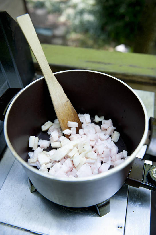 无人,竖图,俯视,室内,特写,白天,烹饪,餐桌,窗户,桌子,厨具,金属制品,一堆,阴影,堆叠,堆积,反射,金属,木制,锅子,影子,勺子,肉,锅,猪肉,肉类,玻璃窗,两个,白色,木制品,调羹,汤匙,餐台,锅具,堆,肉食,烹饪用具,豚肉,烹调用具,烹调,彩图,高角度拍摄