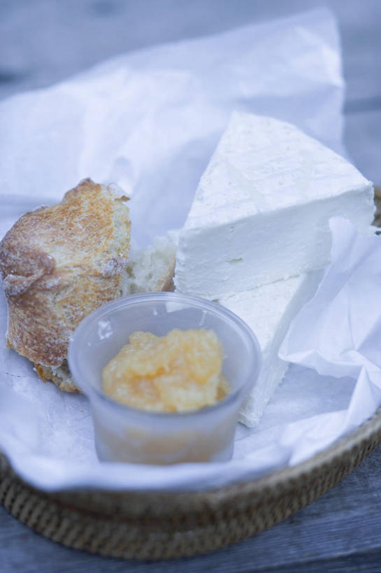 奶酪,无人,竖图,俯视,室内,特写,白天,餐桌,桌子,阴影,反射,影子,陶瓷,调料,酱料,酱汁,佐料,干酪,起司,陶瓷制品,调味品,芝士,营养,调味料,酱,一个,容器,碗,乳酪,单个,餐台,储藏,乳制品,储存,发酵,彩图,高角度拍摄,贮存