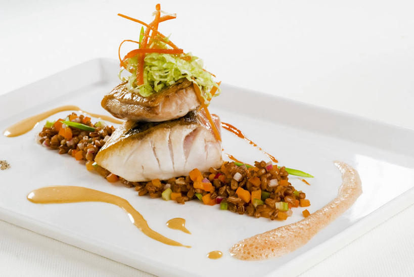 生鱼片,无人,横图,俯视,室内,特写,白天,白色背景,餐桌,桌子,蔬菜,餐具,阴影,新鲜,反射,碟子,盘,影子,调料,酱料,酱汁,肉,鱼肉,佐料,鱼片,食品,调味品,调味料,酱,肉类,食物,一个,盘子,碟,摄影,有机食品,绿色食品,影棚,单个,餐台,肉食,沙西米,彩图,高角度拍摄,影棚拍摄,拍摄,刺身