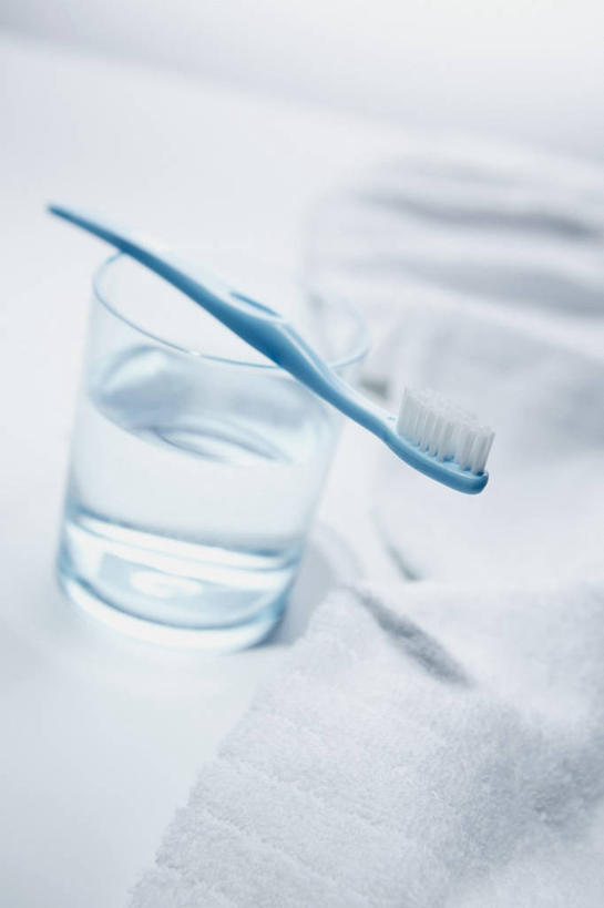 无人,竖图,俯视,室内,特写,白天,白色背景,餐桌,桌子,静物,杯子,阴影,朦胧,模糊,反射,牙刷,影子,玻璃制品,两个,水杯,日用品,清洁,摄影,影棚,餐台,洗漱用品,卫生,玻璃杯,彩图,高角度拍摄,影棚拍摄,拍摄