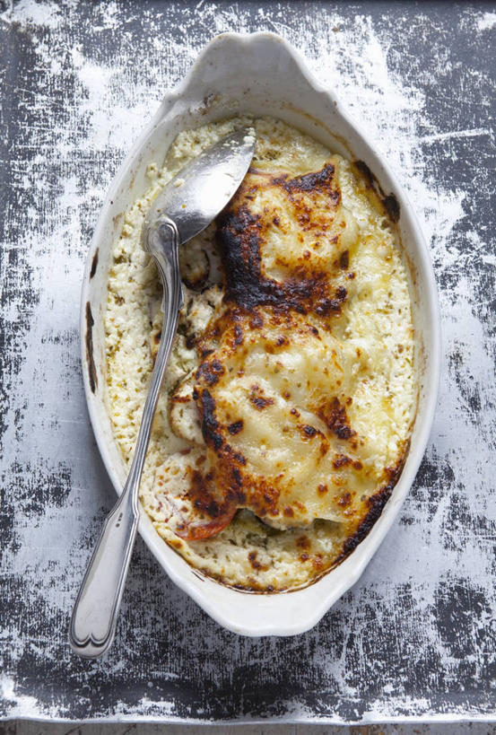 面食,面条,意大利面,无人,竖图,俯视,室内,特写,白天,西餐,餐桌,桌子,蔬菜,一堆,阴影,堆叠,堆积,新鲜,反射,影子,勺子,陶瓷,面,料理,食品,陶瓷制品,食物,两个,容器,调羹,汤匙,碗,西式,有机食品,绿色食品,餐台,储藏,堆,储存,彩图,高角度拍摄,贮存