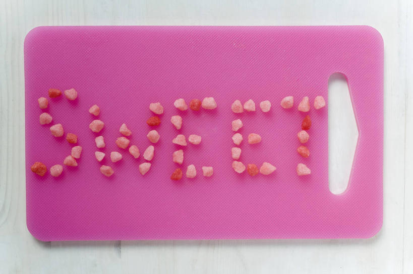 无人,横图,俯视,室内,特写,白天,白色背景,桌面,桌子,一排,阴影,整齐,并列,并排,反射,木制,英文,标志,文字,影子,字符,字母,食品,糖,糖果,甜点,甜品,案板,软糖,标识,砧板,食物,排列,粉色,木制品,甜食,摄影,影棚,英文字母,队列,平行,彩图,高角度拍摄,影棚拍摄,拍摄