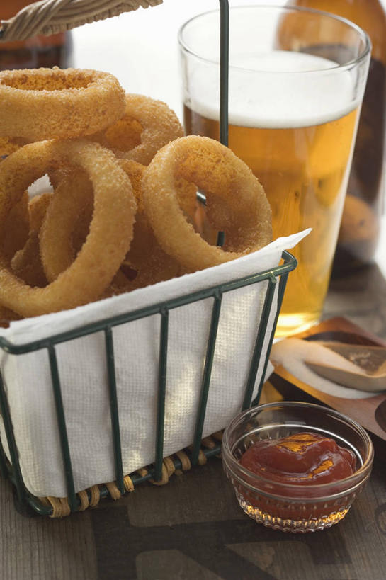 无人,竖图,俯视,室内,特写,白天,烹饪,西餐,餐桌,桌面,桌子,蔬菜,西红柿,洋葱,杯子,阴影,朦胧,模糊,新鲜,反射,木制,影子,塑料,调料,酱料,酱汁,茄汁,佐料,料理,食品,调味品,调味料,番茄酱,酱油,洋葱圈,酱,菜肴,美食,玻璃制品,食物,一个,木制品,水杯,塑料制品,吸管,快餐,西式,佳肴,有机食品,绿色食品,单个,餐台,空心,玉葱,西式快餐,垃圾食品,饮管,豉油,玻璃杯,圆葱,洋葱头,球葱,番茄,葱头,彩图,高角度拍摄,圆柱状