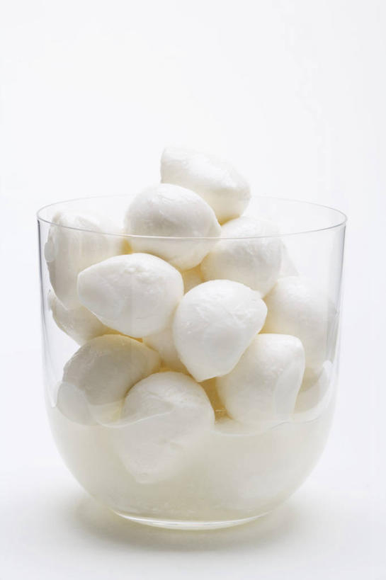 奶酪,无人,竖图,俯视,室内,特写,白天,白色背景,桌面,桌子,杯子,一堆,阴影,堆叠,堆积,反射,木制,影子,干酪,起司,芝士,营养,玻璃制品,一个,白色,木制品,水杯,乳酪,摄影,影棚,单个,堆,乳制品,发酵,玻璃杯,彩图,高角度拍摄,影棚拍摄,拍摄