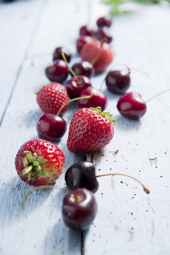 无人,竖图,俯视,室内,特写,白天,桌面,桌子,草莓,浆果,樱桃,水果,阴影,朦胧,模糊,新鲜,反射,木制,影子,生食,食品,果实,食物,红色,木制品,有机食品,绿色食品,樱珠,莺桃,英桃,洋莓,楔桃,水果皇后,牛桃,荆桃,红莓,地莓,彩图,高角度拍摄