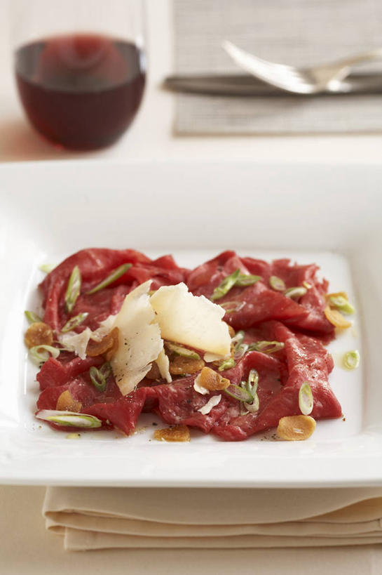 三文鱼,奶酪,红酒,葡萄酒,无人,竖图,俯视,室内,特写,白天,桌面,桌子,鲑鱼,杯子,餐具,纺织品,金属制品,阴影,朦胧,模糊,反射,金属,木制,布,叉子,刀叉,刀子,碟子,高脚杯,盘,影子,肉,鱼肉,干酪,起司,织物,红酒杯,酒类,芝士,营养,肉类,玻璃制品,酒,饮料,一个,盘子,酒杯,木制品,碟,红葡萄酒,乳酪,单个,布匹,大马哈鱼,乳制品,葡萄酒杯,餐刀,发酵,肉食,餐叉,撒蒙鱼,萨门鱼,冰海之皇,鲑,马哈鱼,麻哈鱼,大麻哈鱼,卡其布,玻璃杯,进餐用具,彩图,高角度拍摄