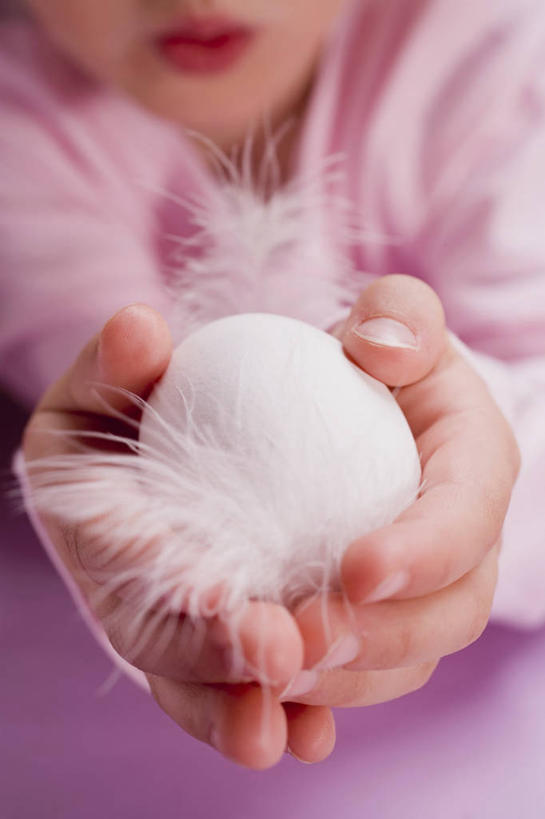 西方人,儿童,手,一个人,捧,竖图,俯视,室内,特写,白天,纯洁,桌面,桌子,羽毛,欧洲,欧洲人,双手,仅一个女性,仅一个人,阴影,服装,轻盈,柔软,反射,木制,影子,蛋,鸡蛋,休闲装,小孩,衣服,白色,木制品,仅一个小孩,休闲,手部,休闲服,可爱,童年,童趣,服饰,童真,烂漫,无邪,轻柔,卵,天真,女孩,女人,女性,白种人,孩子,端,端着,捧着,手捧,半身,彩图,高角度拍摄,女生