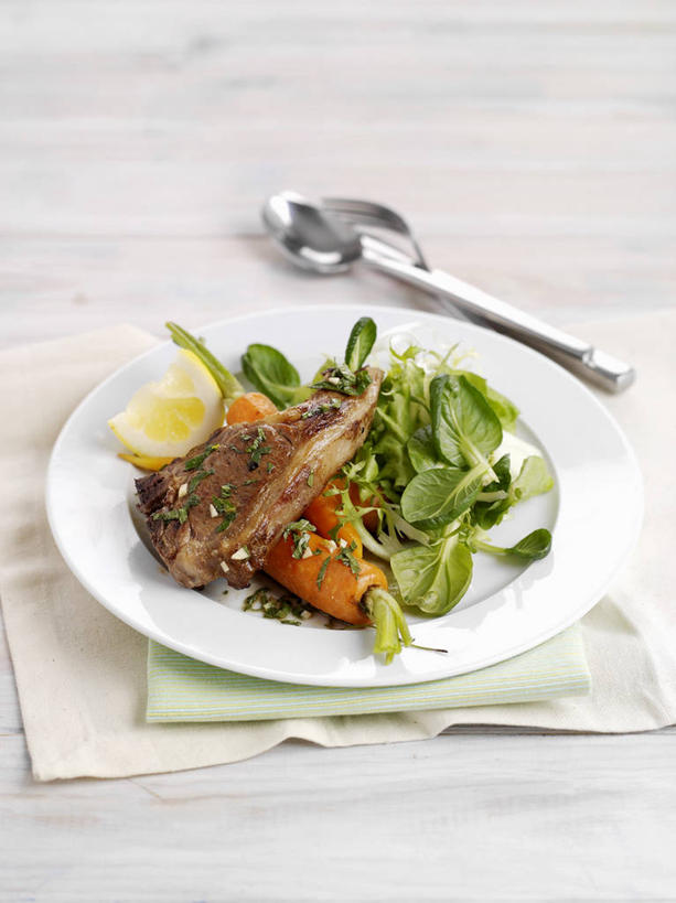 无人,竖图,俯视,室内,特写,白天,桌面,桌子,萝卜,胡萝卜,蔬菜,餐具,纺织品,阴影,新鲜,反射,粘稠,木制,布,碟子,盘,影子,勺子,调料,肉,生食,蔬菜沙拉,沙拉,食品,糖,织物,调味品,调味料,色拉,沙律,肉类,食物,盘子,木制品,调羹,碟,汤匙,有机食品,绿色食品,色拉酱,糖浆,布匹,千岛酱,肉食,黏稠,浓厚,卡其布,红萝卜,甘荀,彩图,高角度拍摄