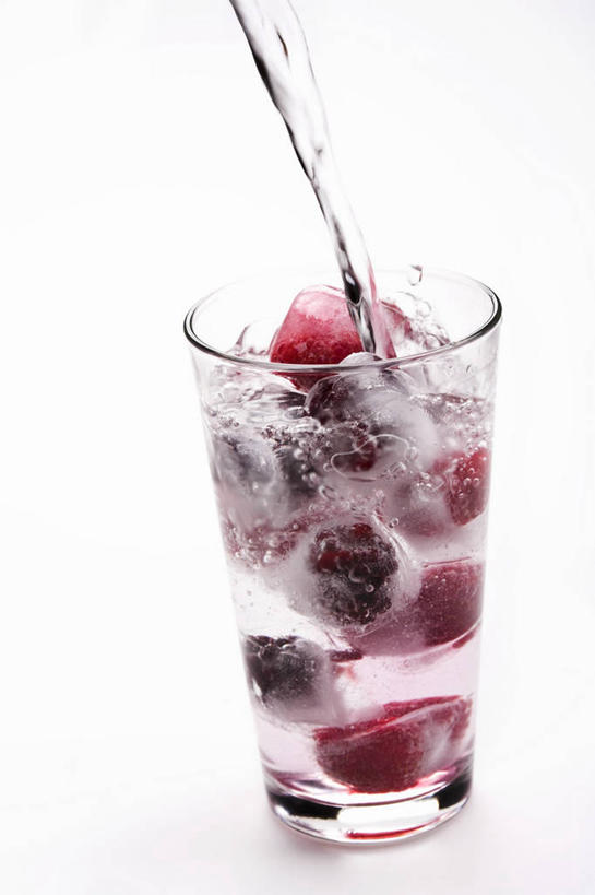 无人,竖图,俯视,室内,特写,白天,白色背景,水,桌面,桌子,樱桃,杯子,水果,阴影,新鲜,反射,木制,液体,影子,冰,生食,冰块,食品,果实,饮用水,冷冻,玻璃制品,食物,一个,木制品,水杯,矿泉水,寒冷,摄影,有机食品,绿色食品,影棚,冷藏,单个,冰冷,下降,降落,蒸馏水,保鲜,降低,下跌,下落,玻璃杯,樱珠,莺桃,英桃,楔桃,牛桃,荆桃,彩图,高角度拍摄,影棚拍摄,拍摄